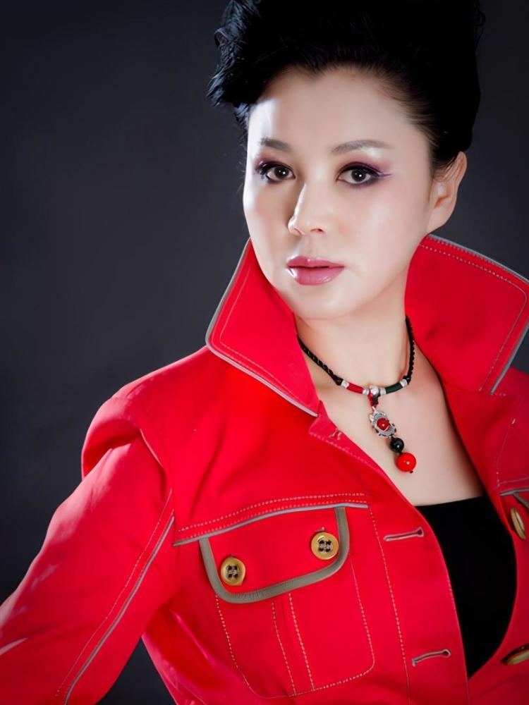 她的作品被称为经典却惨遭丈夫的家暴如今和儿子相依为命