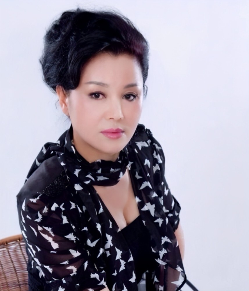 如今于小慧已经54岁了,还是一个人和儿子相依为命,小编希望 于小慧能