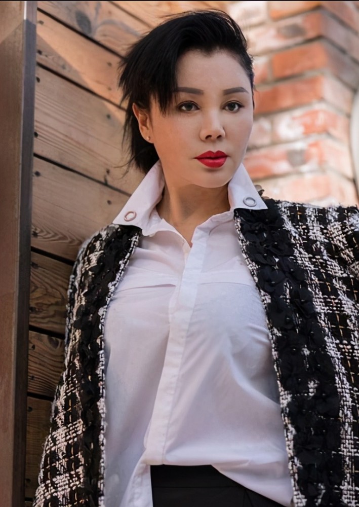 现如今于小慧也是一个女强人了,自己一个人带孩子,又当爹又当妈的