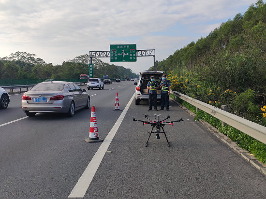 目前,二广高速广西至广州方向南行怀集西至鹤塘互通路段车流密集,路政