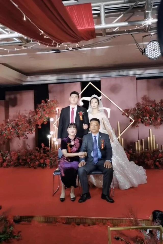 大衣哥全家福儿媳穿斗篷婚纱两亲家母旗袍华丽姐姐一旁嗑瓜子