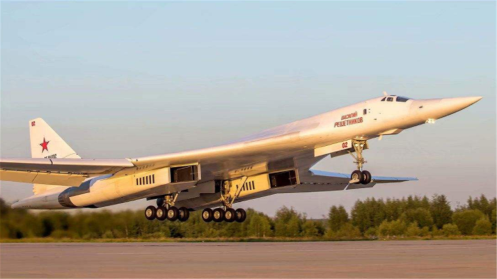 全球最大战略轰炸机,最大航程1.6万公里,空中不加油也能飞到美国