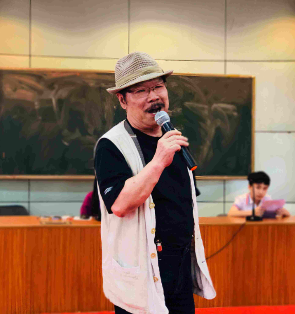 而康伯扮演者龚锦堂网上没有关于他年纪方面的准确资料.