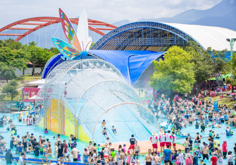 戏水区域平时为水池,在活动期间,根据主题需要布置大型戏水互动装置