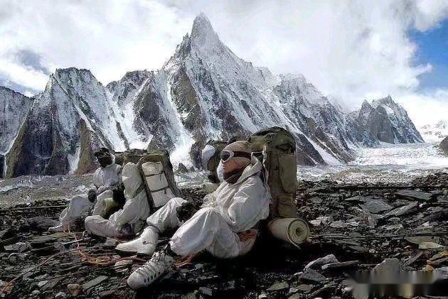 深夜零下15度,印军士兵被冻死在哨位:数万人困守山顶藏进壕沟_腾讯