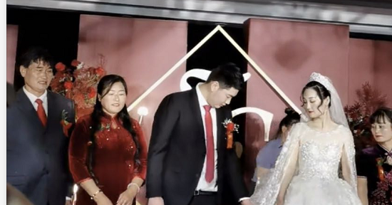 大衣哥花重金娶儿媳女儿只顾吃翻白眼婚礼上新娘爸爸乐得合不拢嘴