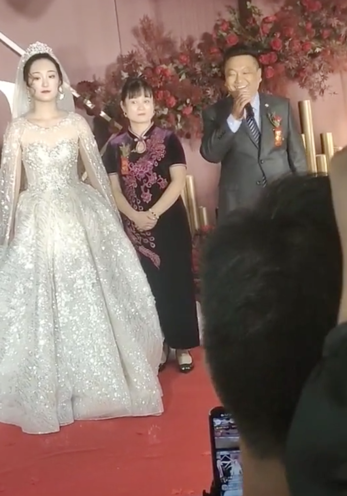 大衣哥花重金娶儿媳女儿只顾吃翻白眼婚礼上新娘爸爸乐得合不拢嘴