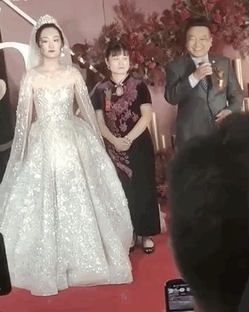 大衣哥花重金娶儿媳女儿只顾吃翻白眼婚礼上新娘爸爸乐得合不拢嘴