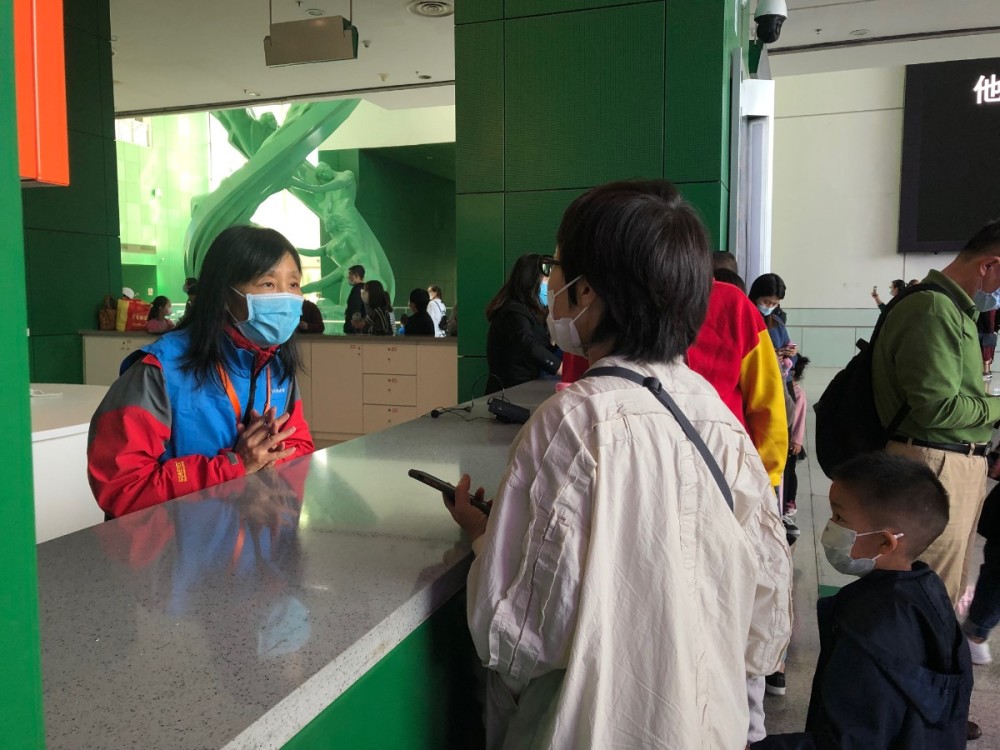 中国科技馆|科技馆假期重启志愿服务项目，层层选拔后上岗，他们这样服务