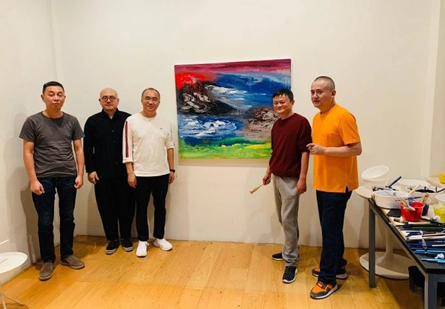 马云|马云变身“画家”，为武汉画了幅油画，网友：还有马云不会的吗？