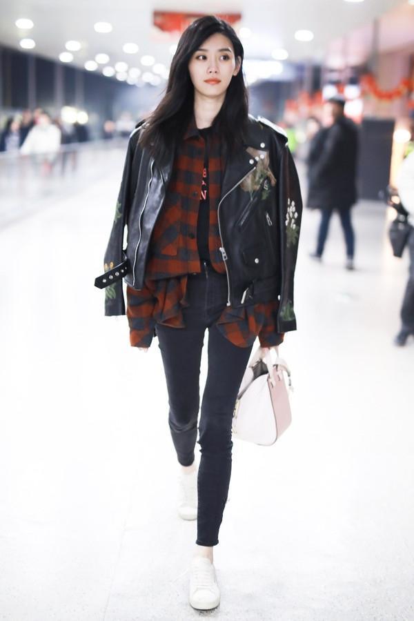 2020穿卫衣时,请不要随便搭牛仔裤,像奚瑶这样穿,简约有气质