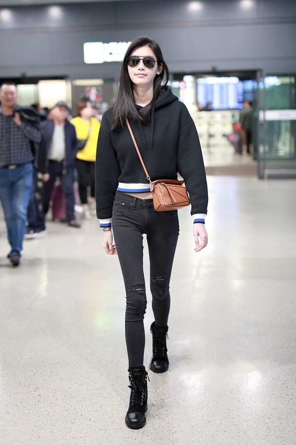 2020穿卫衣时,请不要随便搭牛仔裤,像奚瑶这样穿,简约有气质