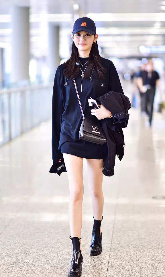 2020穿卫衣时,请不要随便搭牛仔裤,像奚瑶这样穿,简约有气质