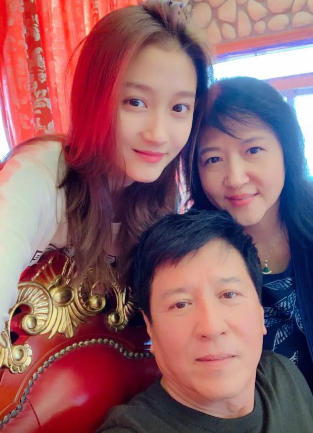 姐姐被传去世多年关晓彤侧面回应被嘲心机网友替姐姐鸣不平