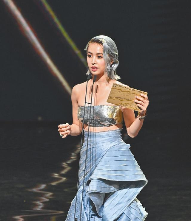 此番来到金曲奖现场,并不是她本人得奖,而是代获奖者浊水溪公社来领奖