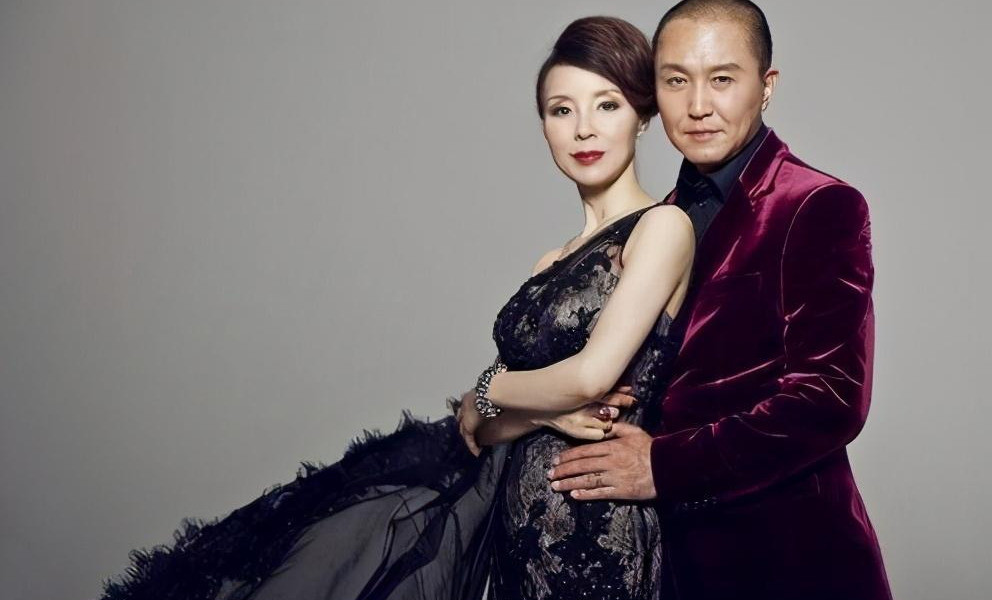 吴刚与妻子岳秀清的爱情故事从相识之处就非常的甜蜜,一路从寂寂无名