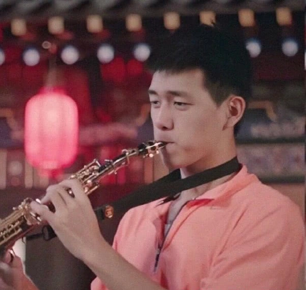 王俊凯|王俊凯特长架子鼓，李现萨克斯，刘宪华小提琴，看到杨紫：深藏不露呀！