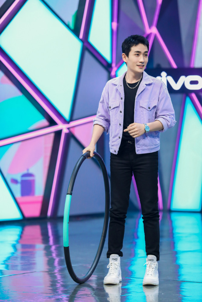 朱一龙做客《快本》,一身紫色外套内搭黑色t恤,又奶又帅!_腾讯新闻
