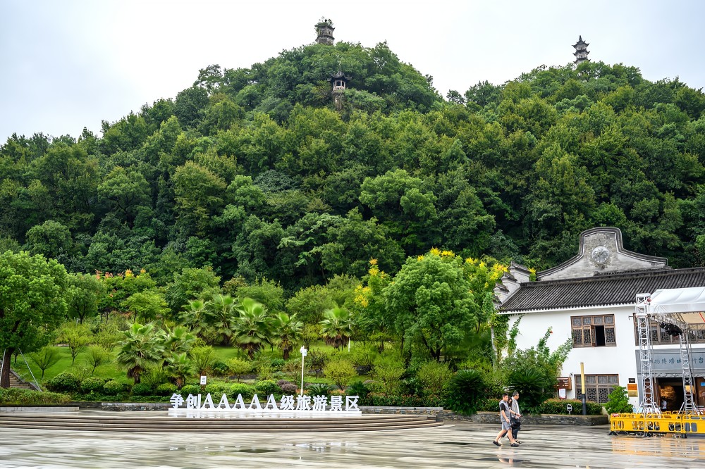 臨海的核心旅遊景點比較集中,主要匯聚在臨海古城內,目前的台州府城