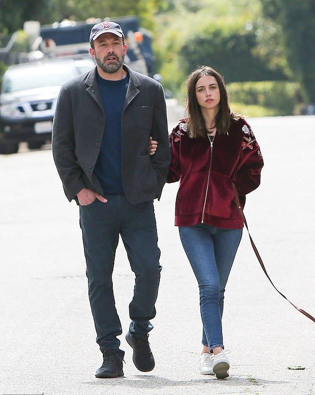 蝙蝠侠主演大本的古巴女友被困洛杉矶想念家人两人已同居