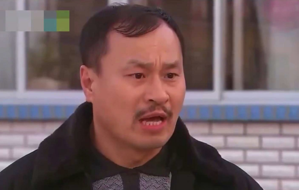王老七飘了?发现被拍后怒斥网友,还伸手想打掉对方手机