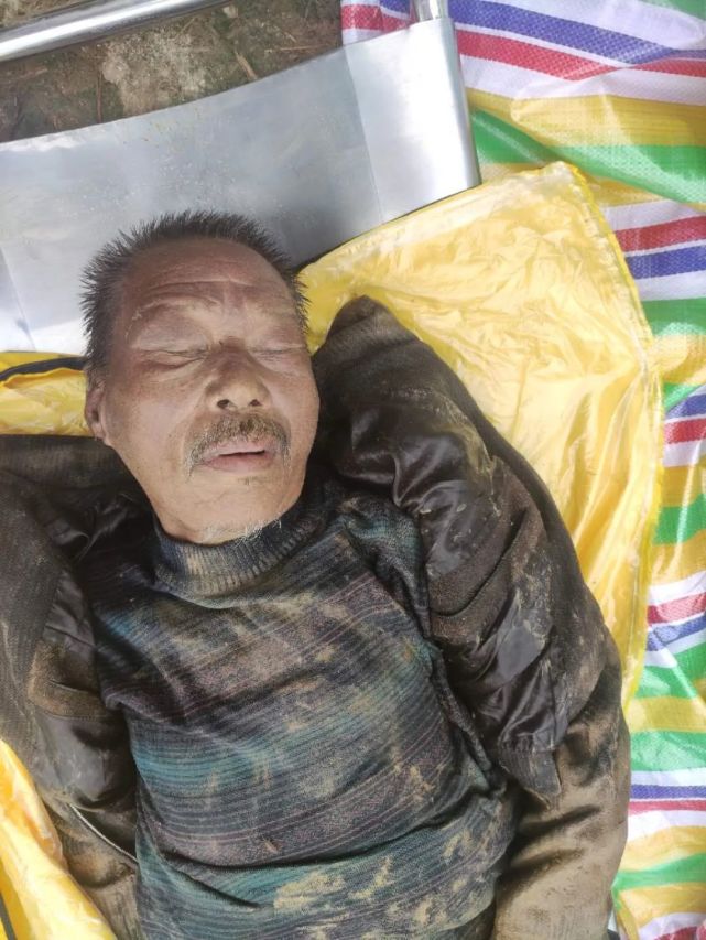 人:2020年10月3日16时30分,在邓州市穰东镇小寨村附近发现一具无名