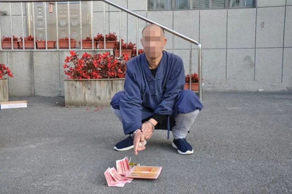 传唤至县公安局进行询问, 经初步询问发现 该男子长期在多地以"假和尚
