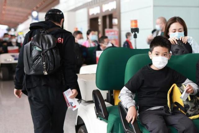 刘芸罕晒一家三口合照全家追随郑钧到成都10岁儿子帅气有型