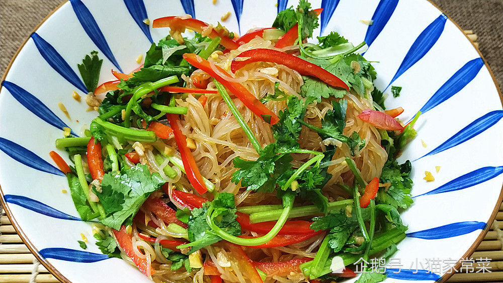 今天做的這道菜是採用香菜味主料,配以蝦皮和粉條製作的涼拌菜,味道