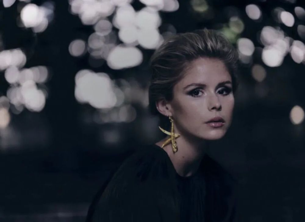 组图黑袍纠察队星光艾琳莫里亚蒂黑白写真大片