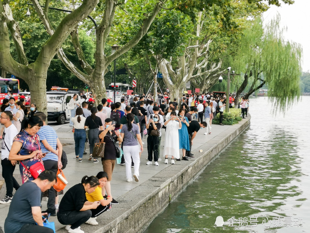实拍杭州西湖景区,人潮汹涌,如今被游客挤爆_腾讯新闻