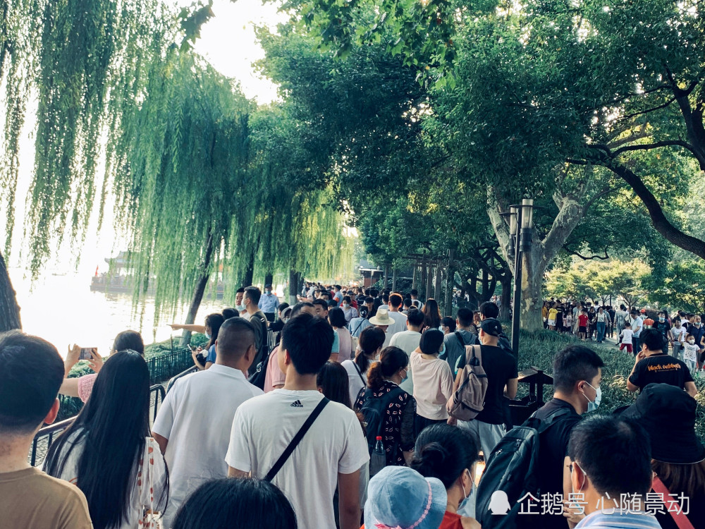 实拍杭州西湖景区,人潮汹涌,如今被游客挤爆_腾讯新闻