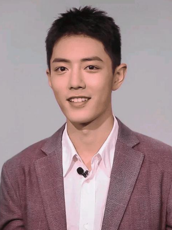 肖战的寸头造型将他五官的优秀发挥到极致,给人的感觉非常俊朗.