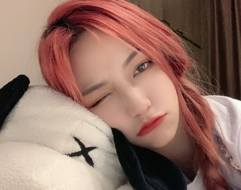 刀小刀晒与爆胎草莓粥合照,看到俩人的拍照方式,是我