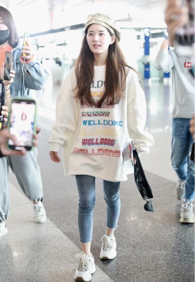 赵露思气质可爱,一身"学生"打扮出门,长卫衣看着挺"占比例"_腾讯新闻