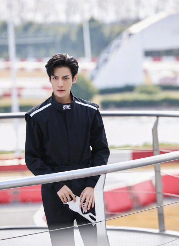 罗云熙瘦成"纸片人"?