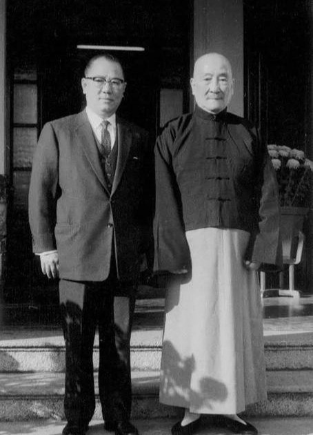 但只要仔细了解一下许家三代人的情况就会发现,许晋亨才是真正的天生