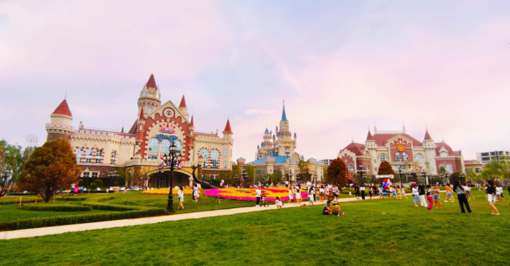 通辽恒大城儿童活动度假城堡前休闲的人群今年,是"十三五"的收官之年.