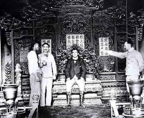 八国联军|八国联军侵占北京实拍：洋人怀里的中国女人表情各异