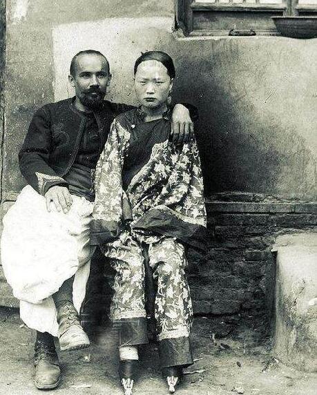 八国联军|八国联军侵占北京实拍：洋人怀里的中国女人表情各异