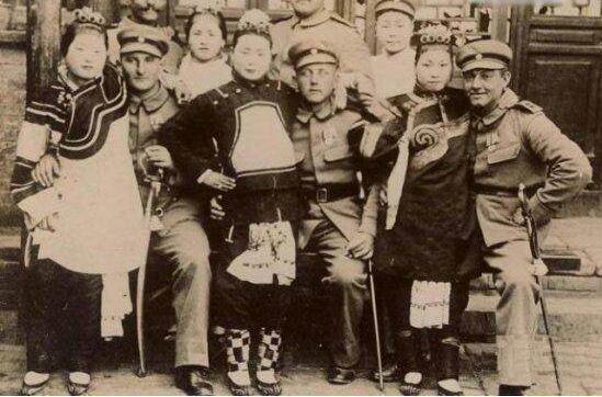 八国联军|八国联军侵占北京实拍：洋人怀里的中国女人表情各异