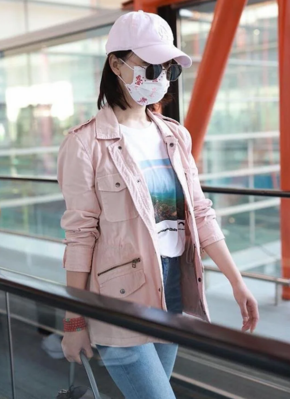 陈数机场私服流出 穿白色印花t恤配牛仔裤 休闲时髦超减龄 陈数