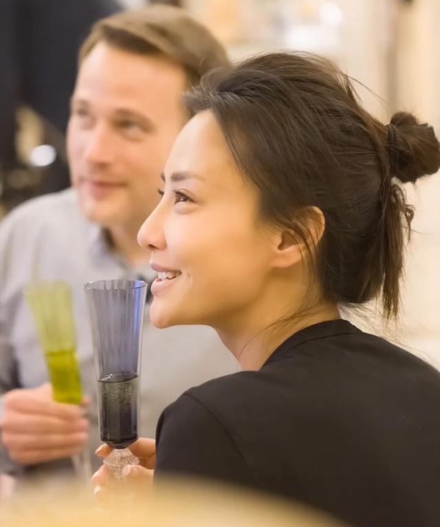 马雅舒|马雅舒罕见秀恩爱，外国老公甜蜜送鸽子蛋，两人热吻好浪漫