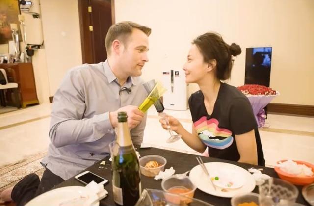 马雅舒|马雅舒罕见秀恩爱，外国老公甜蜜送鸽子蛋，两人热吻好浪漫