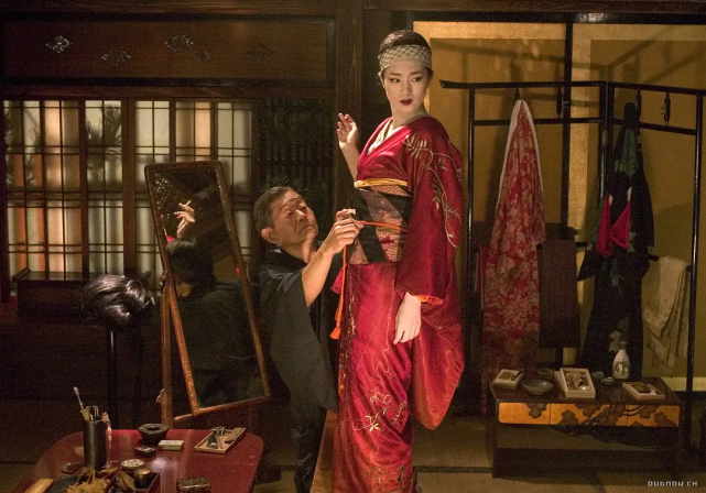 拍《艺伎回忆录》时,电影拍了5个月,她就练了5个月扇子,每天练2000下