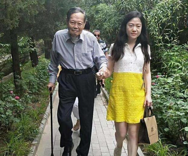 爷孙恋牵手16年至今无子却感情依旧网友真不容易