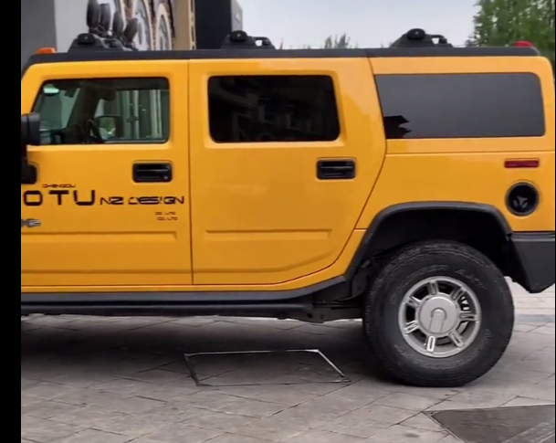 成都街头一辆悍马h2,改"芒果色"车漆,车主富家千金