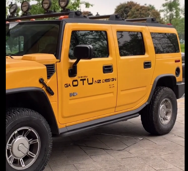 成都街头一辆悍马h2,改"芒果色"车漆,车主富家千金