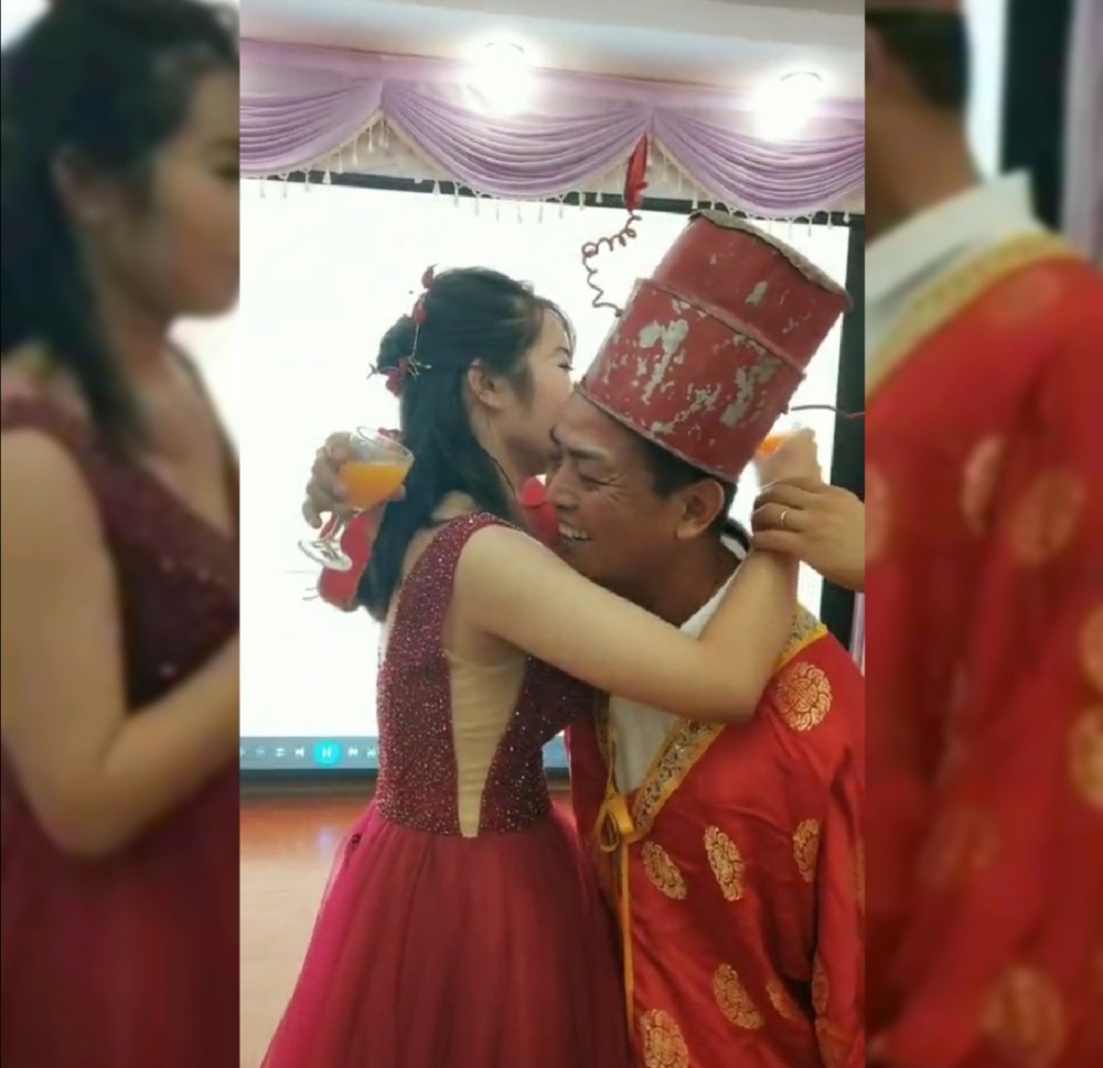 司仪让公公和新娘在婚礼现场喝交杯酒,恶俗婚闹无下限,有违伦理