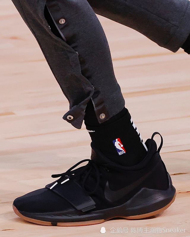 nba球员上脚:隆多上脚2k4,浓眉哥kobe五冠王配色很帅